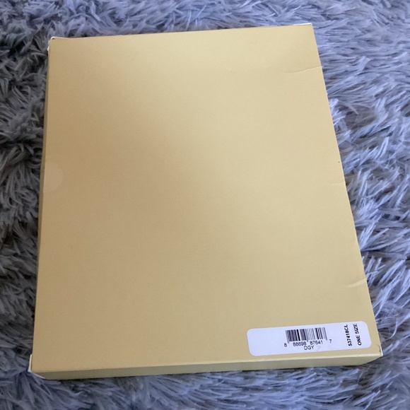 Michael Kors Signature Logo Black and White Scarf and Hat New in Box - Picture 10 of 13